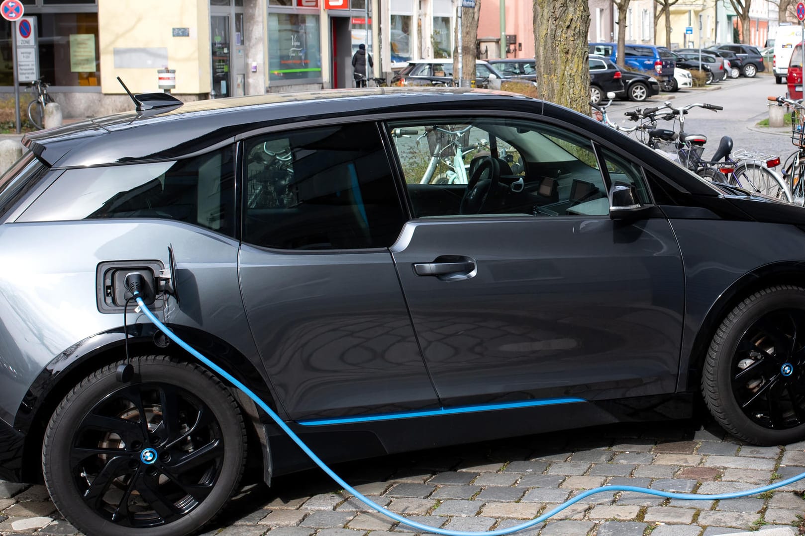 Elektroauto: Wo und wie sie daheim und unterwegs laden können, sollten sich E-Autointeressenten vor dem Kauf überlegen.