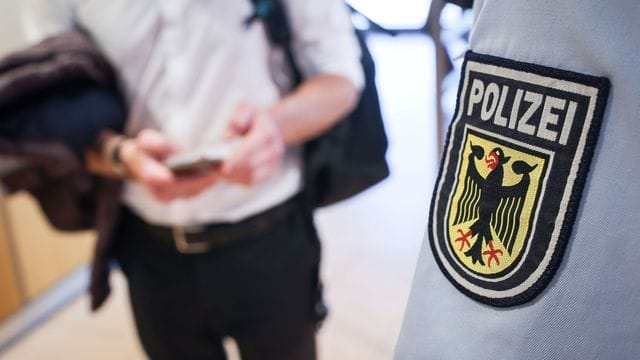 Ein Beamter der Bundespolizei kontrolliert einen Mann (Symbolbild): Der Festgenommene muss nun eine Freiheitsstrafe von mehr als 1.000 Tagen verbüßen. Ein Beamter der Bundespolizei kontrolliert einen Mann (Symbolbild): Der Festgenommene muss nun eine Freiheitsstrafe von mehr als 1.000 Tagen verbüßen.