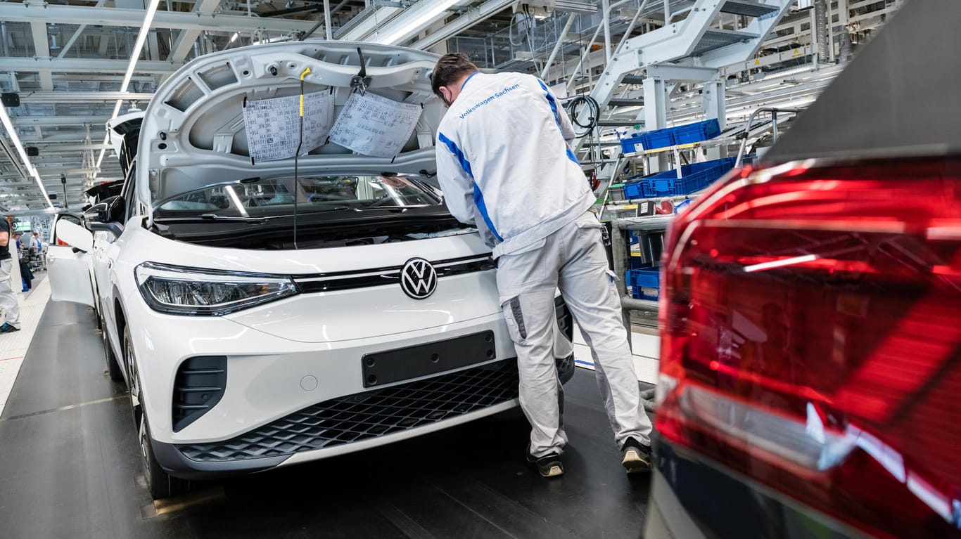 Produktion eines Volkswagens (Symbolbild): Der Chipmangel könnte die gesamte deutsche Autobranche über Jahre ausbremsen.