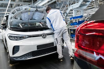Produktion eines Volkswagens (Symbolbild): Der Chipmangel könnte die gesamte deutsche Autobranche über Jahre ausbremsen.