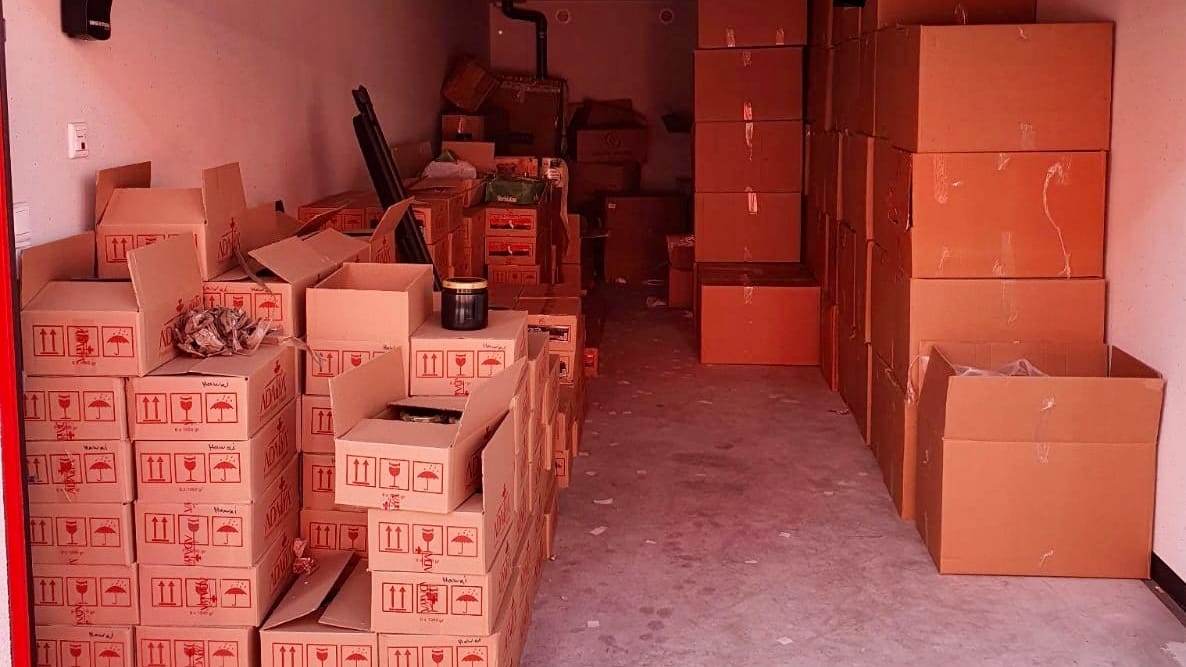 Eine Garage voller Kartons: Hier fanden Fahnder bereits 2020 knapp 300 Kilogramm unversteuerten Tabak.