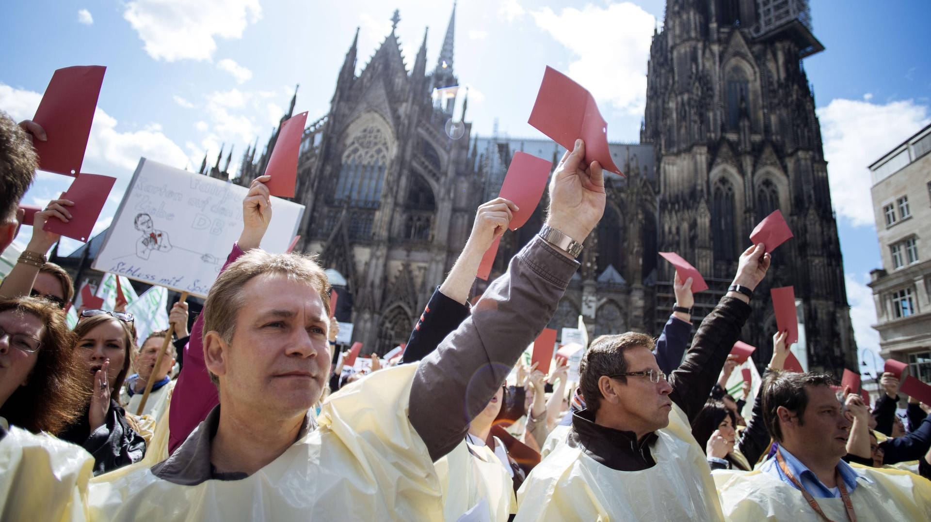 Eindrücke des GDL-Streiks 2015 (Archivbild): Mitglieder der Gewerkschaft zeigen die rote Karte – so manche Aktion gegen die Konkurrenzgewerkschaft EVG im aktuellen Tarifstreit ist nun aber ebenfalls fragwürdig.