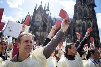 Eindrücke des GDL-Streiks 2015 (Archivbild): Mitglieder der Gewerkschaft zeigen die rote Karte – so manche Aktion gegen die Konkurrenzgewerkschaft EVG im aktuellen Tarifstreit ist nun aber ebenfalls fragwürdig.