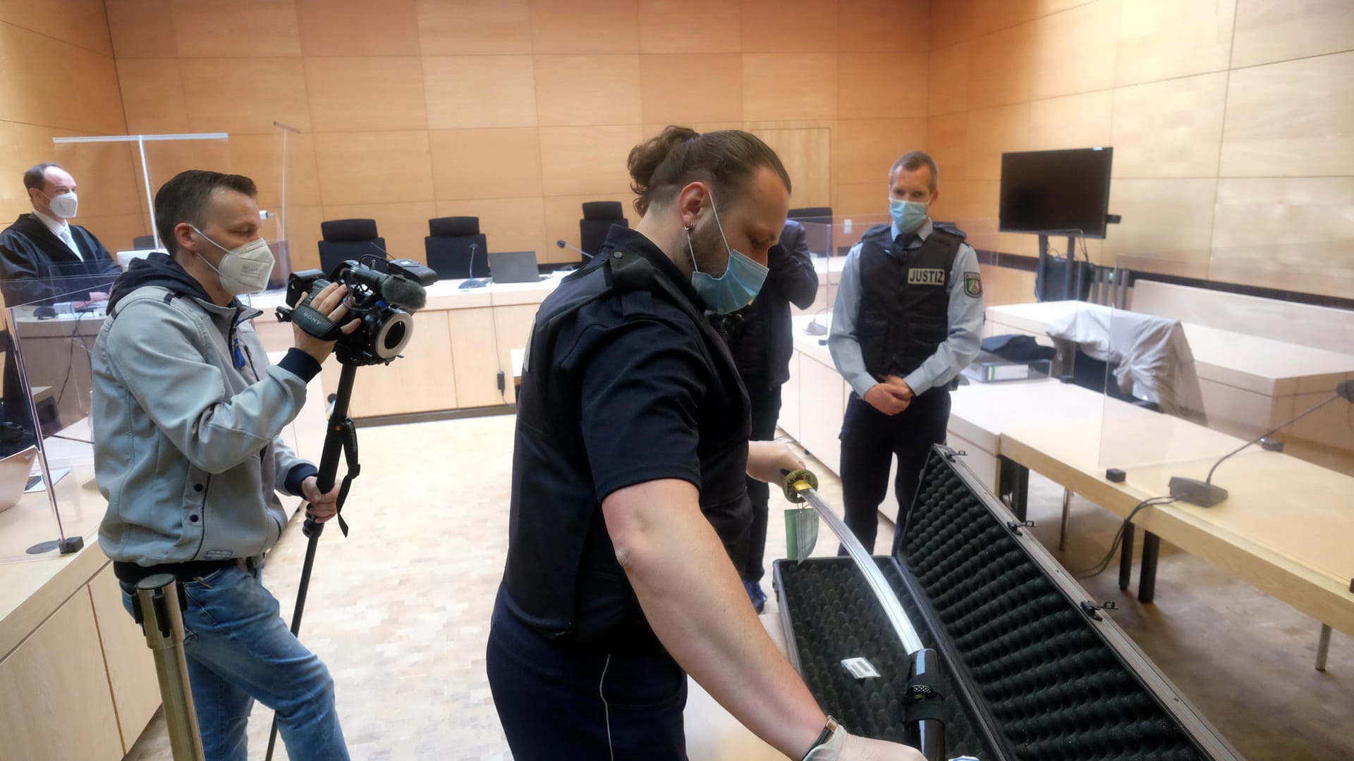 Ein Justizbeamter zeigt am ersten Prozesstag das Samuraischwert als Tatwerkzeug (Archivbild): Ein Mann ist in dem Prozess zu sechs Jahren Haft verurteilt worden. Ein Justizbeamter zeigt am ersten Prozesstag das Samuraischwert als Tatwerkzeug (Archivbild): Ein Mann ist in dem Prozess zu sechs Jahren Haft verurteilt worden.
