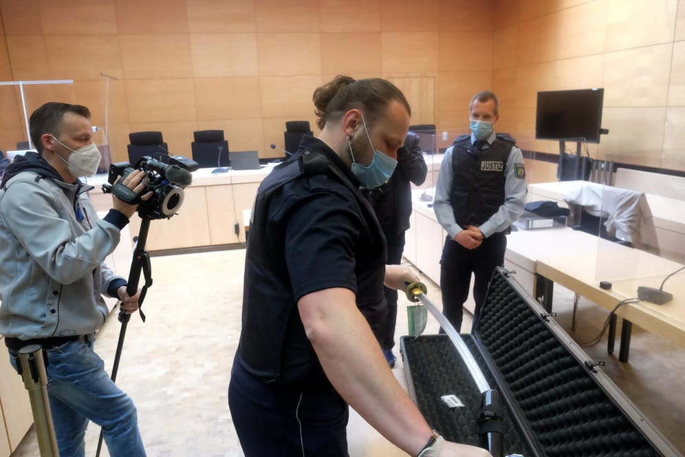 Ein Justizbeamter zeigt am ersten Prozesstag das Samuraischwert als Tatwerkzeug (Archivbild): Ein Mann ist in dem Prozess zu sechs Jahren Haft verurteilt worden.