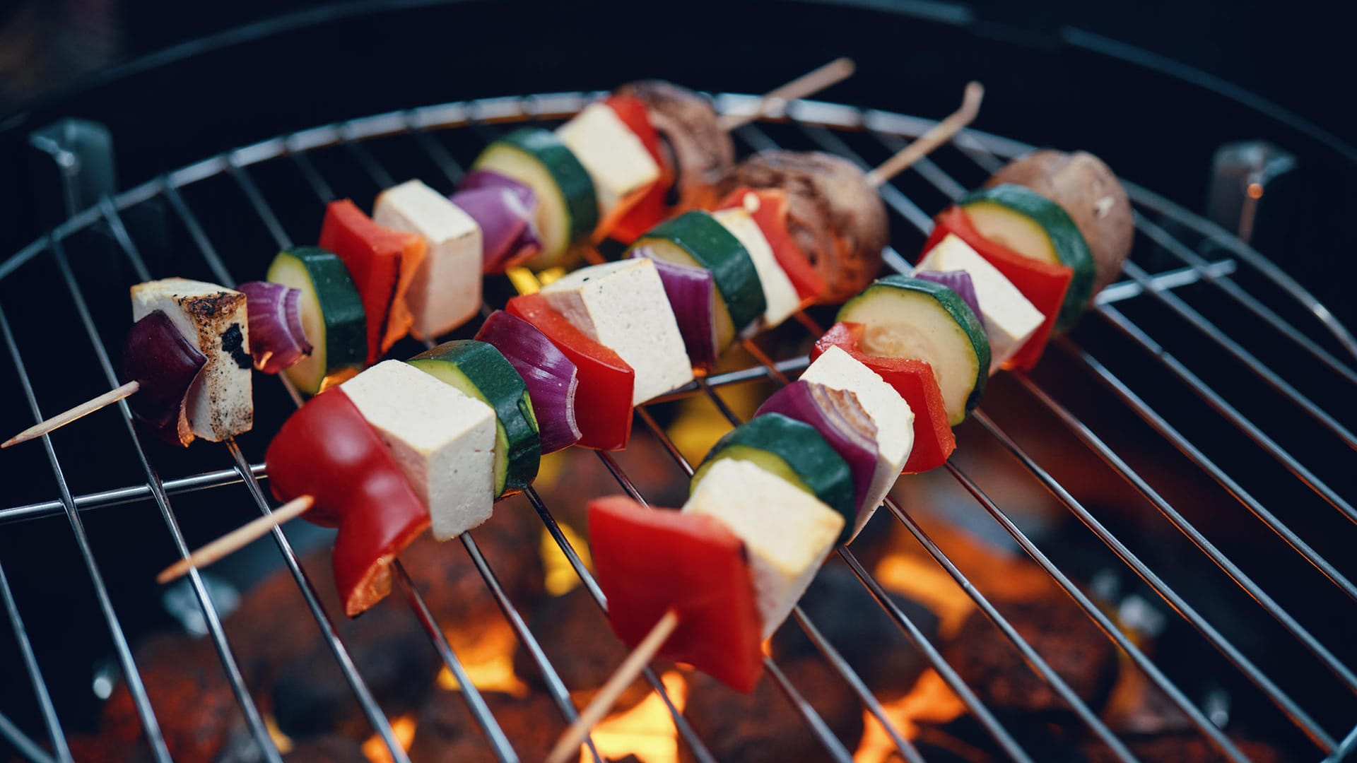 Gemüsespieße: In Kombination mit Feta und/oder Tofu schmecken sie besonders gut. Für mehr Würze können Sie auch Zwiebelstücke aufspießen.