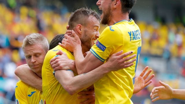 Gefeierter Mann: Andrej Jarmolenko wird von seinen Teamkollegen beglückwünscht. Gefeierter Mann: Andrej Jarmolenko wird von seinen Teamkollegen beglückwünscht.
