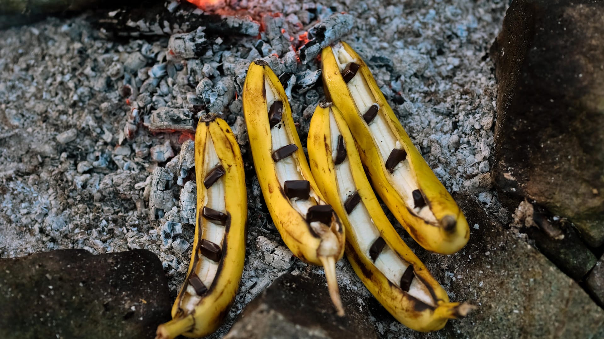 Bananen vom Grill: Mit Schokolade, Amaretto oder Honig werden sie zum perfekten Nachtisch.