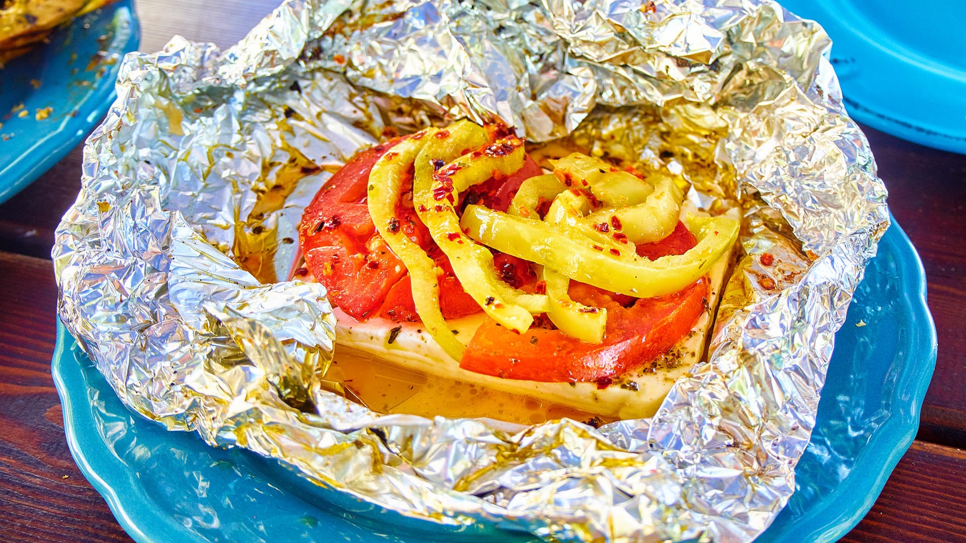 Gegrillter Feta- oder Schafskäse: In Kombination mit Tomaten schmeckt er besonders gut.