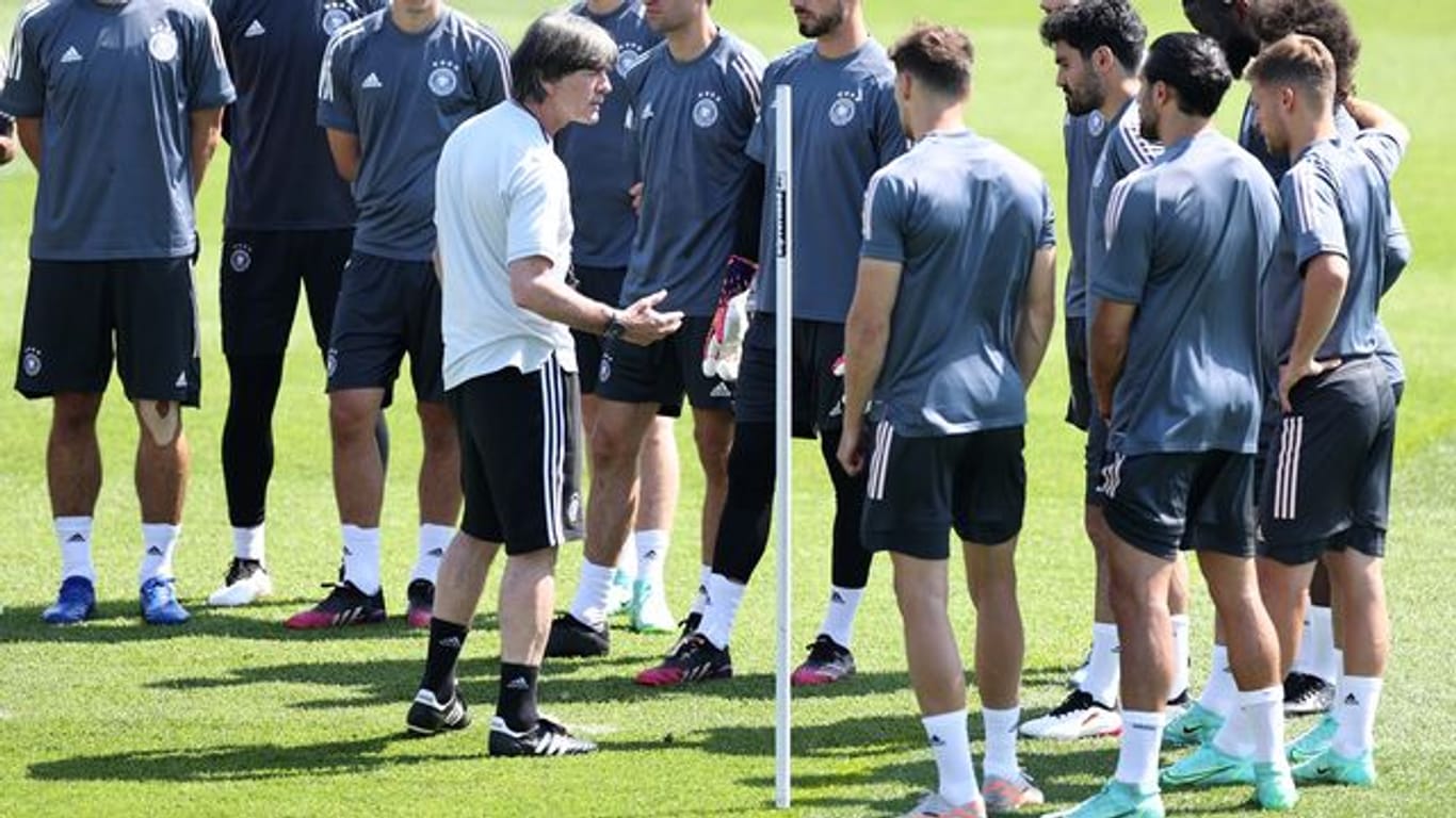 Bundestrainer Joachim Löw sprach im Abschlusstraining etwas länger zur Mannschaft.