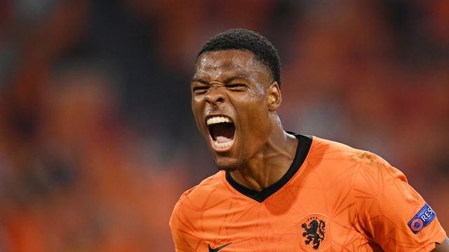 Fußball regierte den Fernsehabend - Denzel Dumfries von den Niederlanden feiert das zweite Tor seiner Mannschaft gegen Österreich.