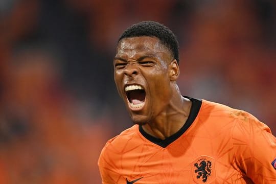 Fußball regierte den Fernsehabend - Denzel Dumfries von den Niederlanden feiert das zweite Tor seiner Mannschaft gegen Österreich.