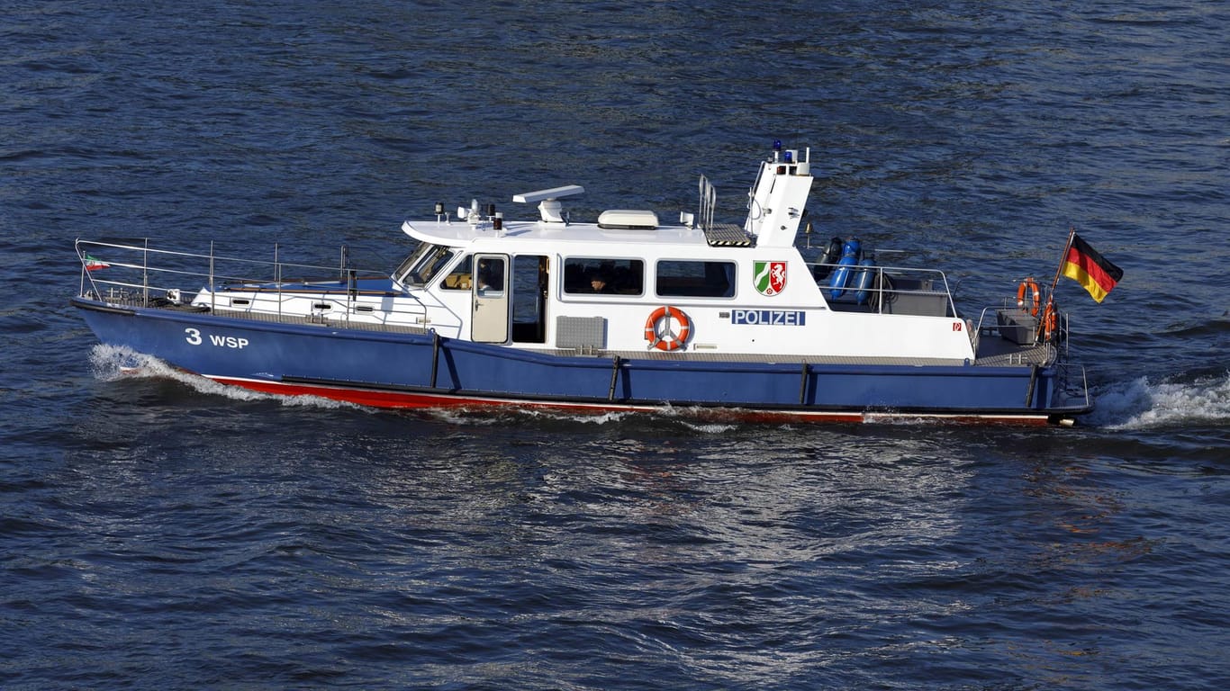 Ein Patrouillenboot der Wasserschutzpolizei auf dem Rhein (Symbolbild): Die Suche wurde ohne Hinweise auf mögliche Menschen im Wasser beendet.
