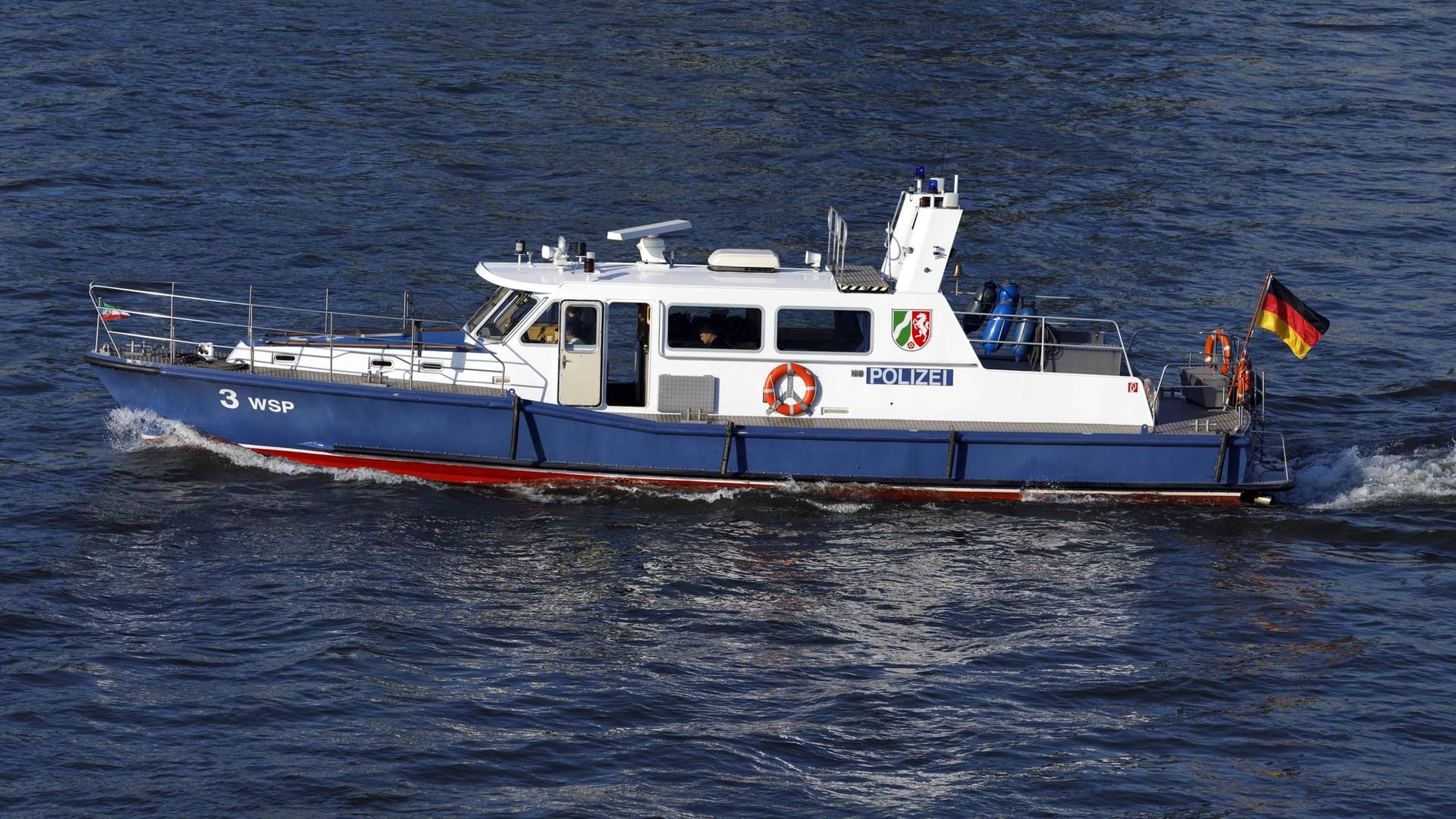 Ein Patrouillenboot der Wasserschutzpolizei auf dem Rhein (Symbolbild): Die Suche wurde ohne Hinweise auf mögliche Menschen im Wasser beendet. Ein Patrouillenboot der Wasserschutzpolizei auf dem Rhein (Symbolbild): Die Suche wurde ohne Hinweise auf mögliche Menschen im Wasser beendet.