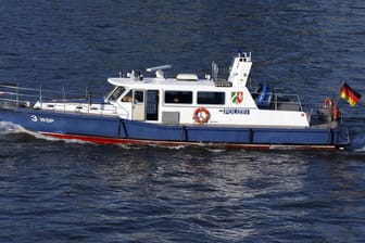 Ein Patrouillenboot der Wasserschutzpolizei auf dem Rhein (Symbolbild): Die Suche wurde ohne Hinweise auf mögliche Menschen im Wasser beendet.