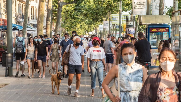 Touristen in Barcelona/Spanien: Wie gefährlich kann die Delta-Variante im Sommerurlaub werden?