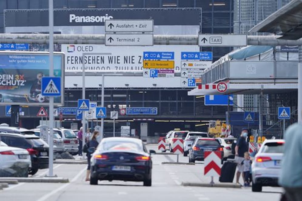 Fluggäste gehen zum Abflug-Terminal des Hamburger Flughafens