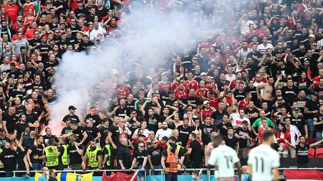 Volle Ränge in Budapest: Ungarische Fans zünden eng an eng eine Rauchfackel.