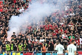 Volle Ränge in Budapest: Ungarische Fans zünden eng an eng eine Rauchfackel.