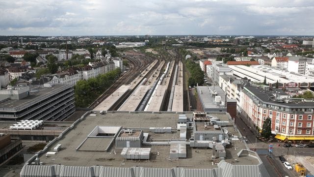 Fernverkehrszüge stehen auf den Gleisen des Fernbahnhofs-Altona Fernverkehrszüge stehen auf den Gleisen des Fernbahnhofs-Altona