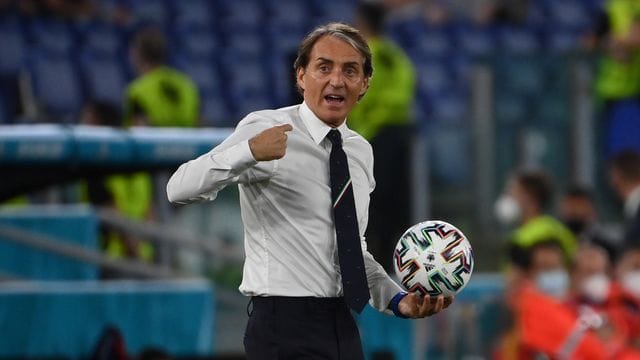 Italiens Trainer Roberto Mancini steht mit Ball in der Hand an der Seitenlinie.