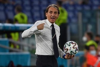 Italiens Trainer Roberto Mancini steht mit Ball in der Hand an der Seitenlinie.