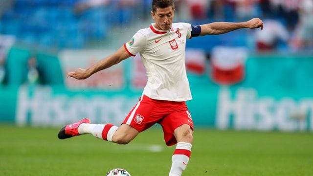 Polens Stürmer Robert Lewandowski setzt zum Torschuss an.