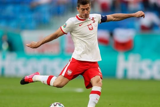 Polens Stürmer Robert Lewandowski setzt zum Torschuss an.