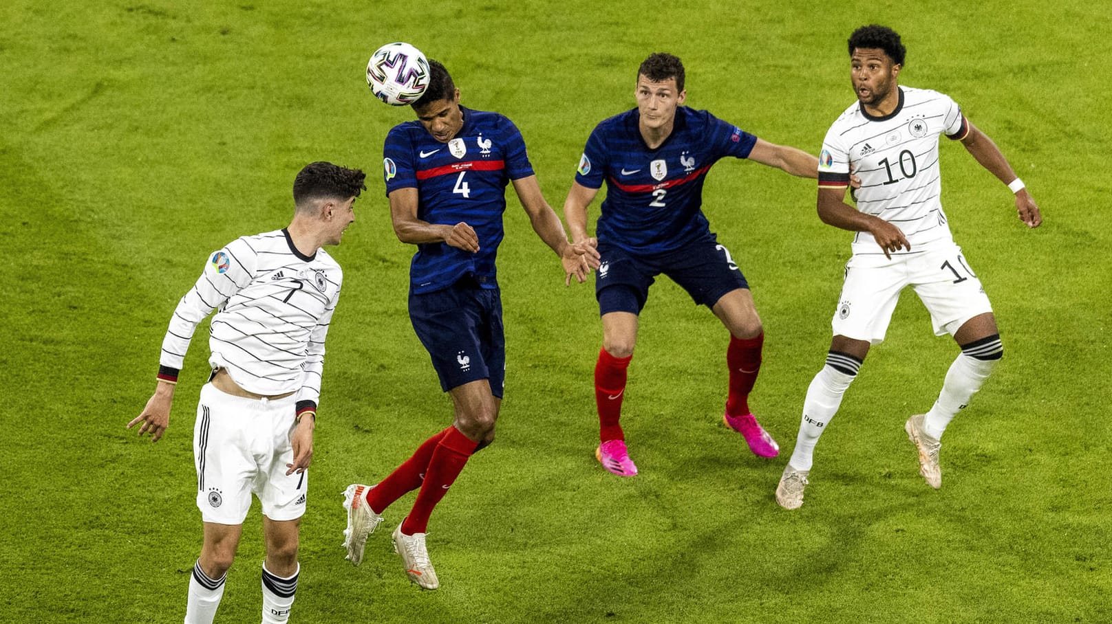 Gegen Raphaël Varane (2.v.l.) hatten die deutschen Spieler kaum Chancen in der Luft.