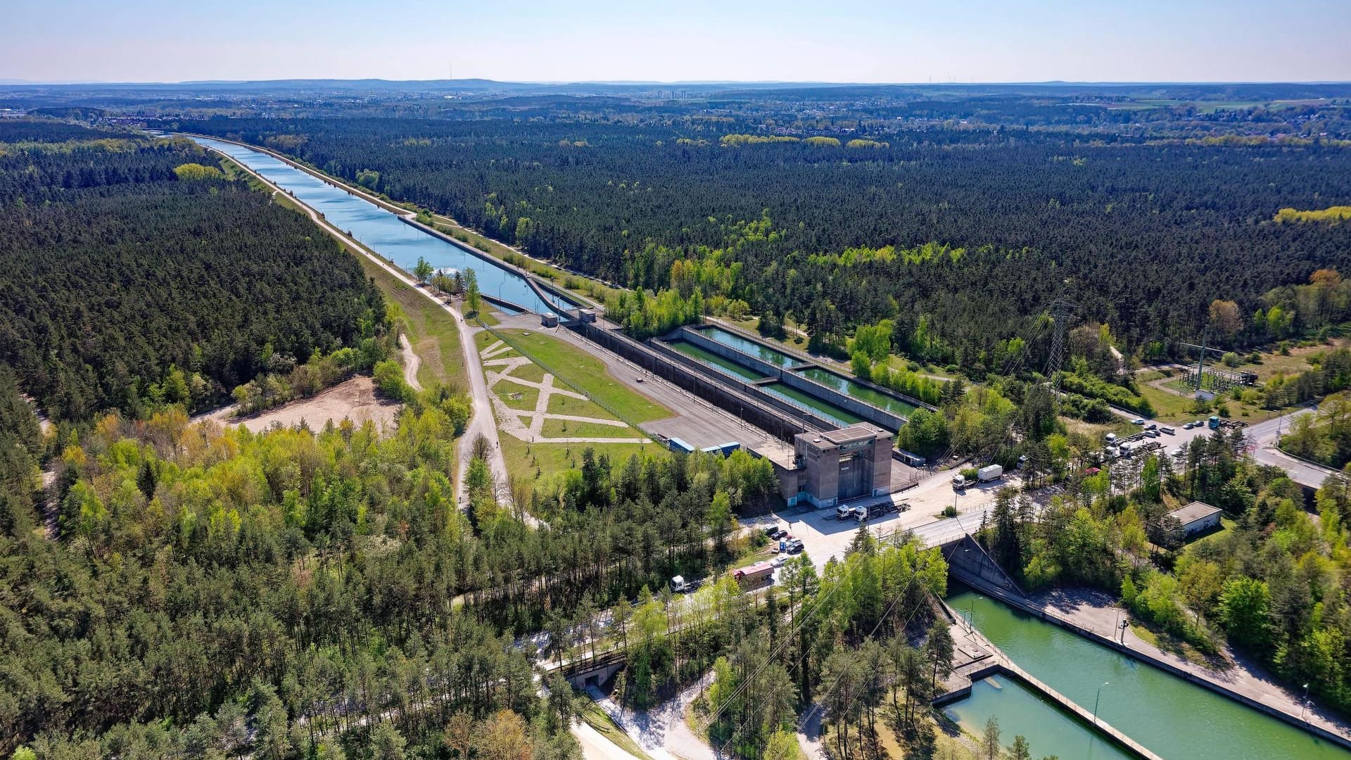 Schleuse Eibach am Main-Donau-Kanal (Archivbild): Nach Angaben der Polizei kam der Mann öfter zu dieser Stelle am Kanal, an der er starb. Schleuse Eibach am Main-Donau-Kanal (Archivbild): Nach Angaben der Polizei kam der Mann öfter zu dieser Stelle am Kanal, an der er starb.