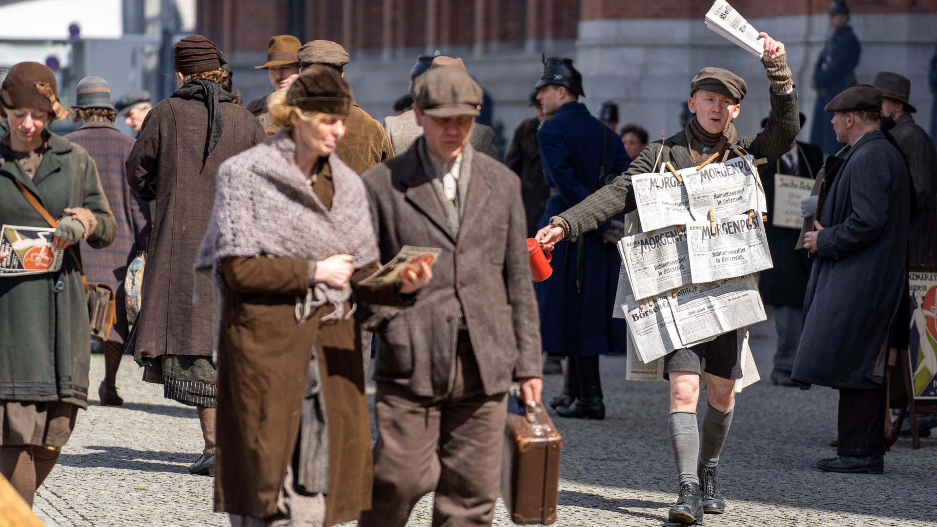 Komparsen bei den Dreharbeiten der 4. Staffel von "Babylon Berlin" vor dem Roten Rathaus in Berlin (Archivbild): Nun wird auch in NRW nach neuen Komparsen für weitere Filmaufnahmen gesucht.