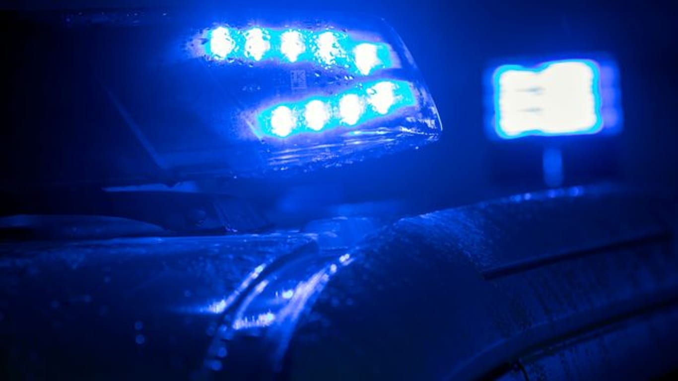 Blaulicht auf einem Polizeifahrzeug (Symbolbild): Das Opfer wurde leicht verletzt.
