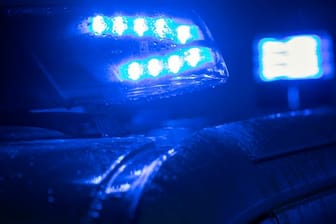 Blaulicht auf einem Polizeifahrzeug (Symbolbild): Das Opfer wurde leicht verletzt.