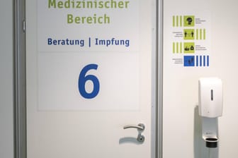 Beratungsbereich im Impfzentrum Hagen (Symbolbild): Ein falsche Impfarzt aus Hagen wird von der Staatsanwaltschaft angeklagt.