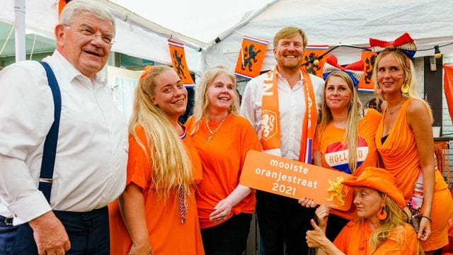 Dicht an dicht: König Willem-Alexander (M.) posiert mit Fußballfans.