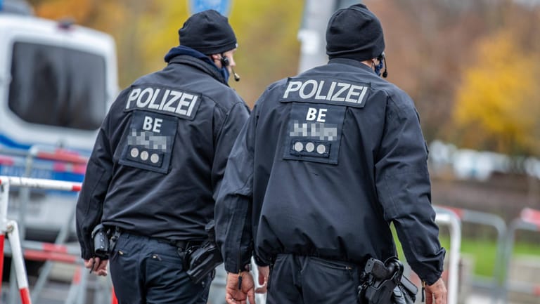 Polizisten vor dem Reichstag: Für den Schutz des Parlamentes und der Abgeordneten ist speziell die Bundestagspolizei zuständig.