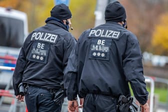 Polizisten vor dem Reichstag: Für den Schutz des Parlamentes und der Abgeordneten ist speziell die Bundestagspolizei zuständig.