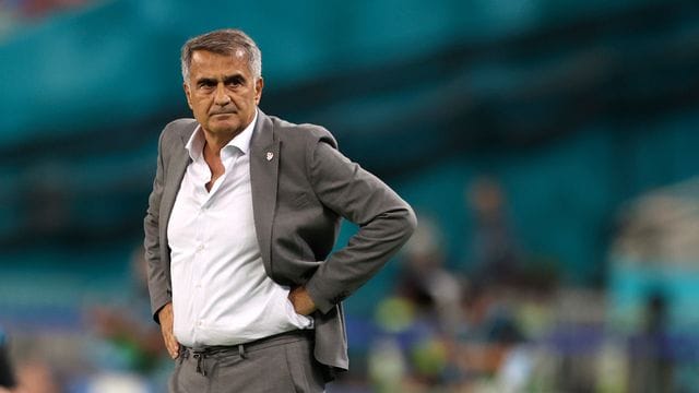 Senol Günes, Trainer von der Türkei, verfolgt das Spiel gegen Wales vom Spielfeldrand aus.