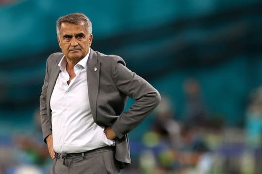 Senol Günes, Trainer von der Türkei, verfolgt das Spiel gegen Wales vom Spielfeldrand aus.