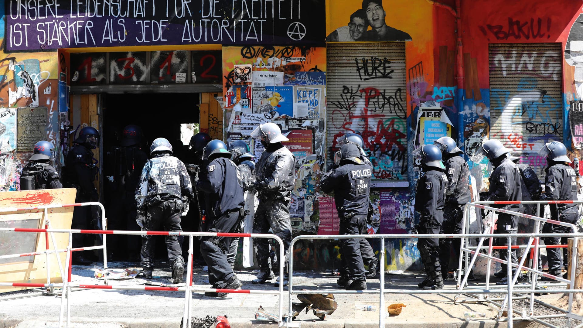 Die Polizei verschafft sich Zugang zu dem linken Hausprojekt in der Rigaer Straße 94: Innensenator Andreas Geisel (SPD) unterstützt grundsätzlich eine Räumung. Die Polizei verschafft sich Zugang zu dem linken Hausprojekt in der Rigaer Straße 94: Innensenator Andreas Geisel (SPD) unterstützt grundsätzlich eine Räumung.