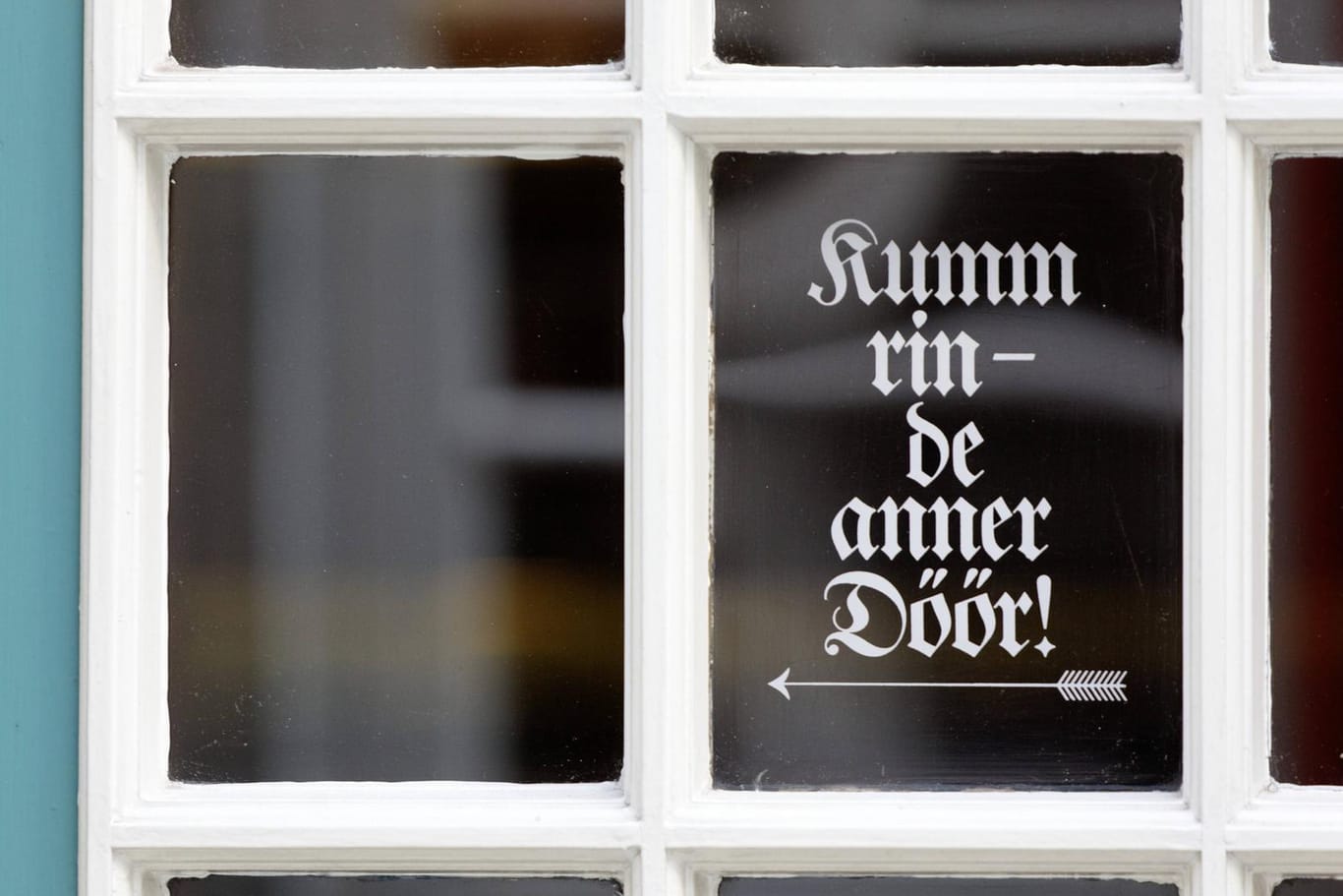 Ein Schild im mittelalterlichen Gängeviertel Schnoor in Bremen (Symbolbild): Auf Plattdeutsch steht geschrieben, dass die andere Tür benutzt werden soll.