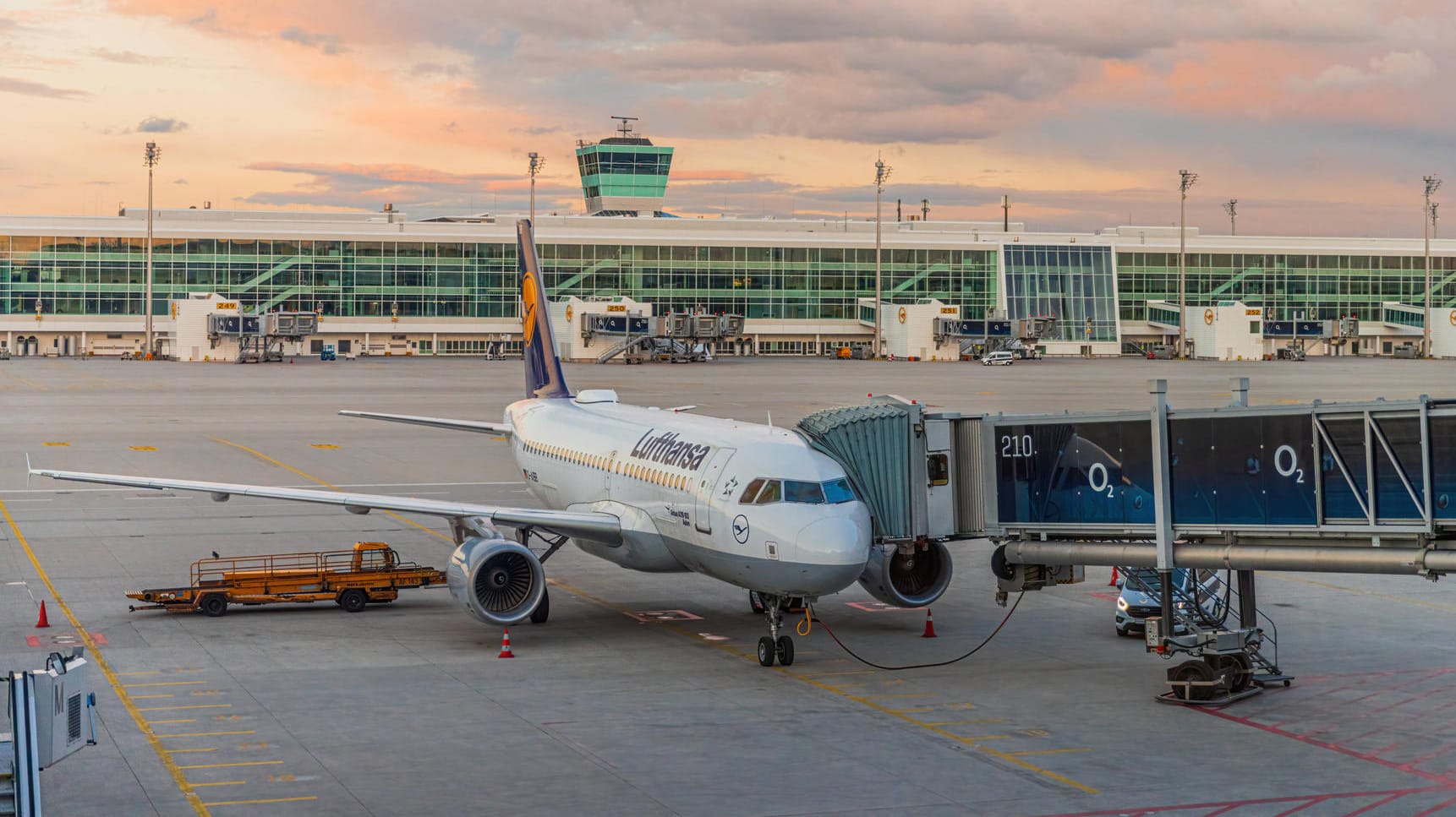 Ein Flugzeug am Münchner Flughafen (Symbolbild): Dort waren über 100 Italiener geimpft worden, obwohl zu diesem Zeitpunkt noch die Impfpriorisierung gegolten hatte. Ein Flugzeug am Münchner Flughafen (Symbolbild): Dort waren über 100 Italiener geimpft worden, obwohl zu diesem Zeitpunkt noch die Impfpriorisierung gegolten hatte.