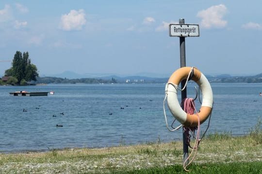 Ersthelfer sollten nicht überstürzt versuchen, Ertrinkende selbst zu retten.