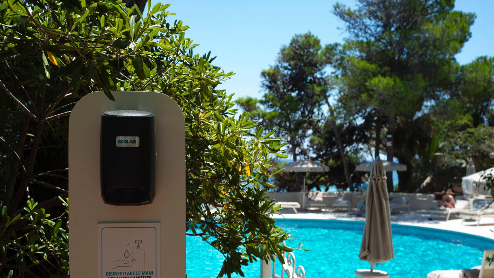 Desinfektionsmittel im Eingang zum Poolbereich des Luxusressorts Forte Village auf Sardinien (Archivbild): Die Mitarbeiter des Hotels ließen sich in Deutschland impfen.