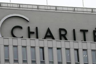 Das Logo der Charité: Charité-Vorstandschef Heyo Kroemer klagt über Digitalisierung im Gesundheitssystem.