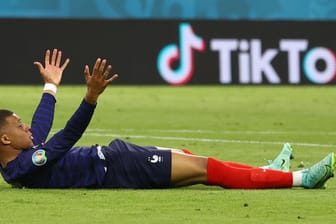 Kylian Mbappé beim EM-Spiel Deutschland gegen Frankreich: Im Hintergrund das Tiktok-Logo.