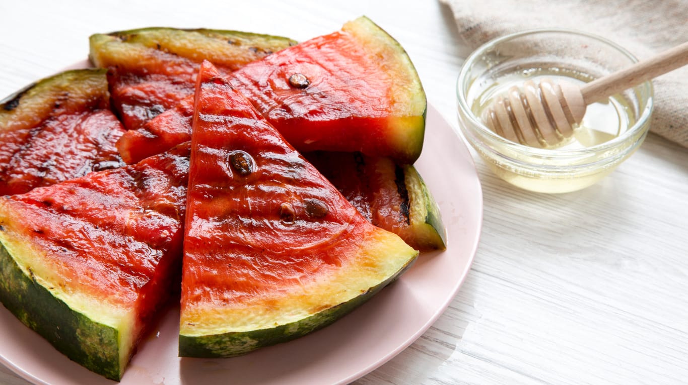 Wassermelone: Das Obst vom Grill schmeckt aromatisch und eignet sich zum Beispiel als süßes Dessert.