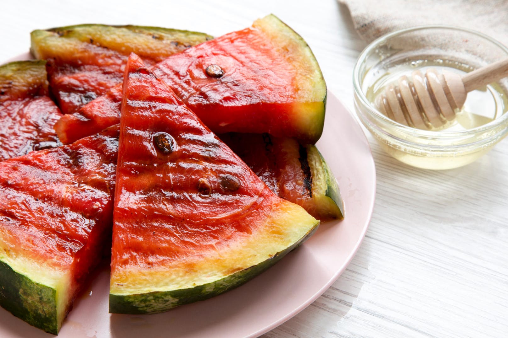 Wassermelone: Das Obst vom Grill schmeckt aromatisch und eignet sich zum Beispiel als süßes Dessert.