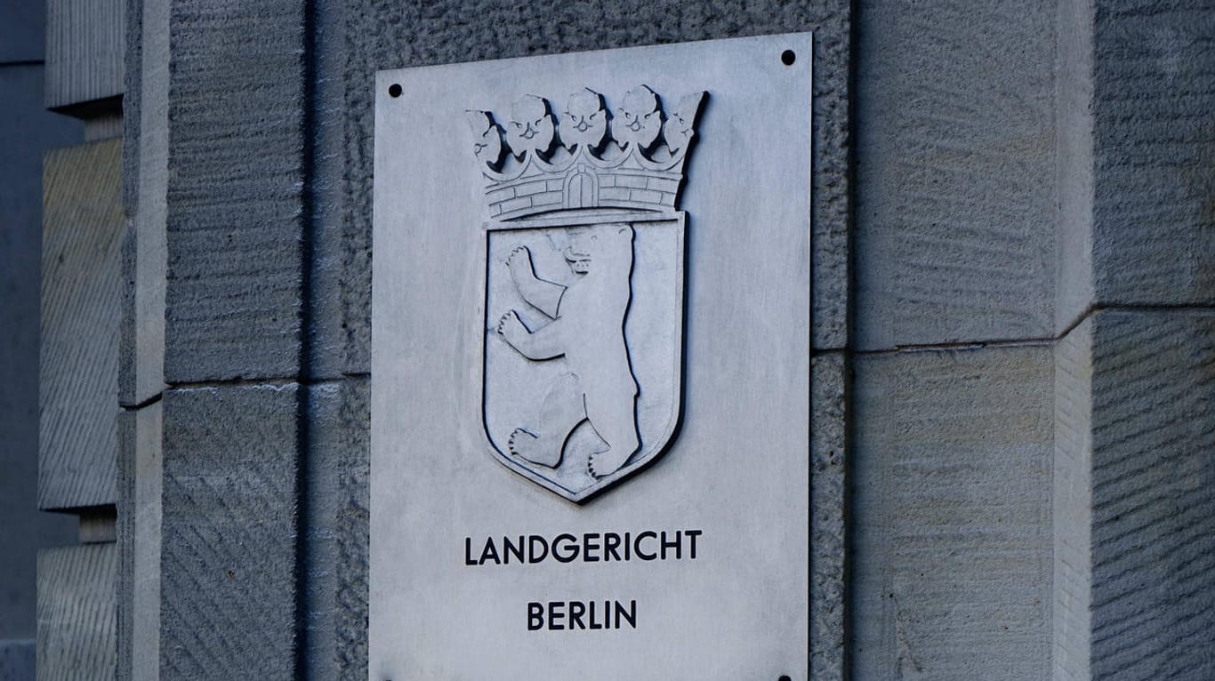 Landgericht Berlin steht auf einem Schild (Symbolbild): Weil das Gericht eine erheblich verminderte Steuerungsfähigkeit des Angeklagten nicht ausschloss, erging keine lebenslange Freiheitsstrafe gegen ihn.