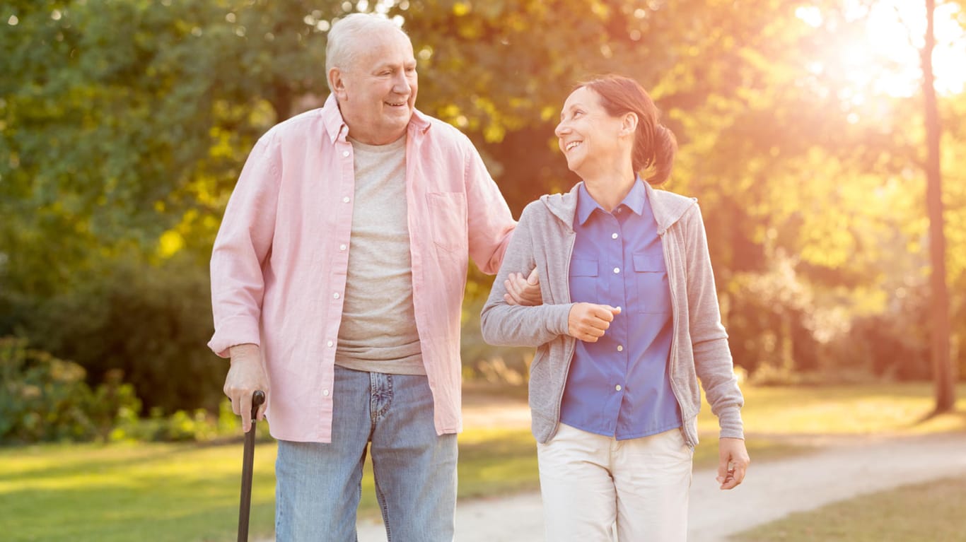 Ein älteres Ehepaar (Symbolbild): Die Renten dürften 2022 wieder steigen.